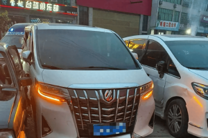 未成年人租开宝马车无证驾驶，撞了百万豪车丰田埃尔法？