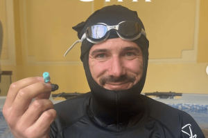 男子水下憋气29分钟刷新世界纪录，时长大约是海豚2倍