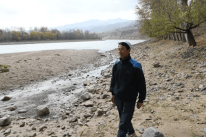 这个青海硬汉冰河中救人，全网点赞！