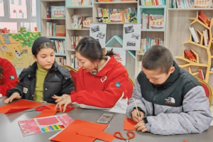 库尔勒市西部计划志愿者带娃解锁新春非遗新体验