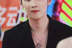 任豪深夜醉酒烂醉如泥被拍 脚步虚浮被好友架出饭店