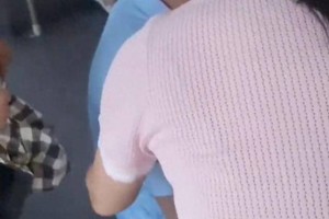 四川一老太上公交没人敢扶，司机好心抱上车后崩溃：半月工资没了