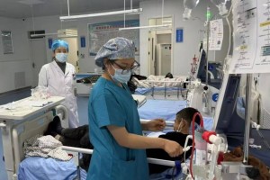 “每天一睁眼，两千块就没了”，乡镇卫生院过得怎么样？