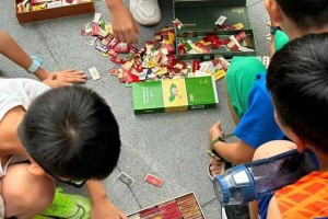 手串、萝卜刀、烟卡……玩具流行背后意味着什么