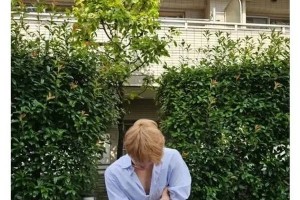 崔然竣在光复节发布日本巡演时的照片引热议 随后秒删道歉