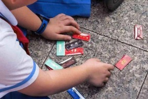 小学生痴迷“烟卡”，商家趁机卖烟，多地倡议禁止该游戏