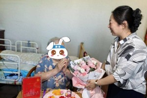 上门走访、更新菜品、健康义诊……他们为社区老人送清凉