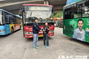 一部手机，见证公交车厢里的善意与温暖