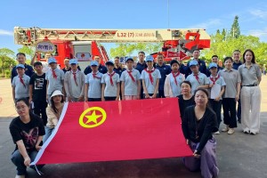 火焰蓝点亮童心，消防员叔叔为留守儿童送上“成长大礼包”