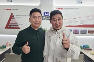 陌路援手暖人心！时隔一年，老人与“救命恩人”重逢