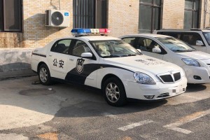 男子帮忙“按猪”，杀猪过程中被猪踢伤致截瘫，邀约者被判赔52万