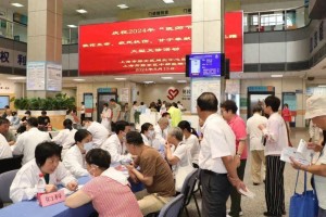 静安区中部医联体开展中国医师节大型义诊活动