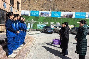 新疆妇联到天山胜利隧道进口端开展慰问