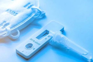 新冠感染再抬头，400多元特效药还买吗？