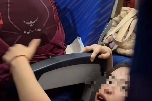 “他还是孩子”！飞机上有乘客打架，南航回应