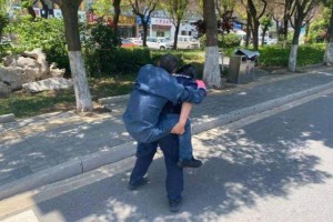 河北一老人冒死救下女童，却被女童的父母打断肋骨