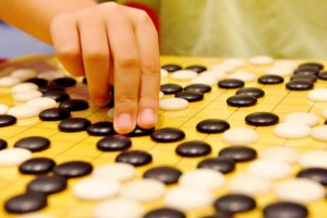 9岁棋童坠亡，同学称其曾遭父亲踢踹