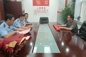 八旬老人不慎摔伤 热心环保人出手相助