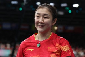 陈梦佩戴的翡翠平安牌由父亲专门定制，以乒乓球拍为设计元素，寓意“巴黎圆满”