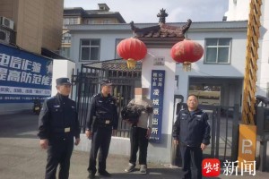 男子独自在高速上行走，一场跨越两市的爱心接力就此展开