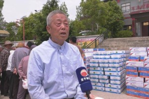 富平县林业发展中心为柿农发放农药及修剪工具