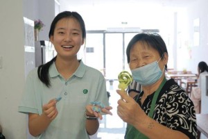 平顶山学院学子：用爱打造社区老人餐前温馨时光