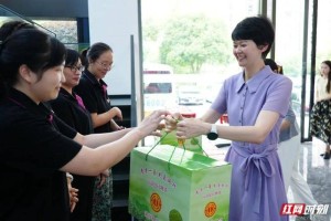 湖南省总工会深入省直和铁路系统慰问 为一线人员送清凉