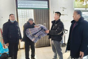 火龙镇西崔庄村：精准关爱，为五保户添新被御严寒
