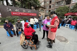 便民集市进社区 居民踊跃报名争当志愿者