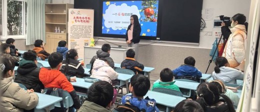 徐汇爱心寒托班里，白发与童声共读“时光之书”