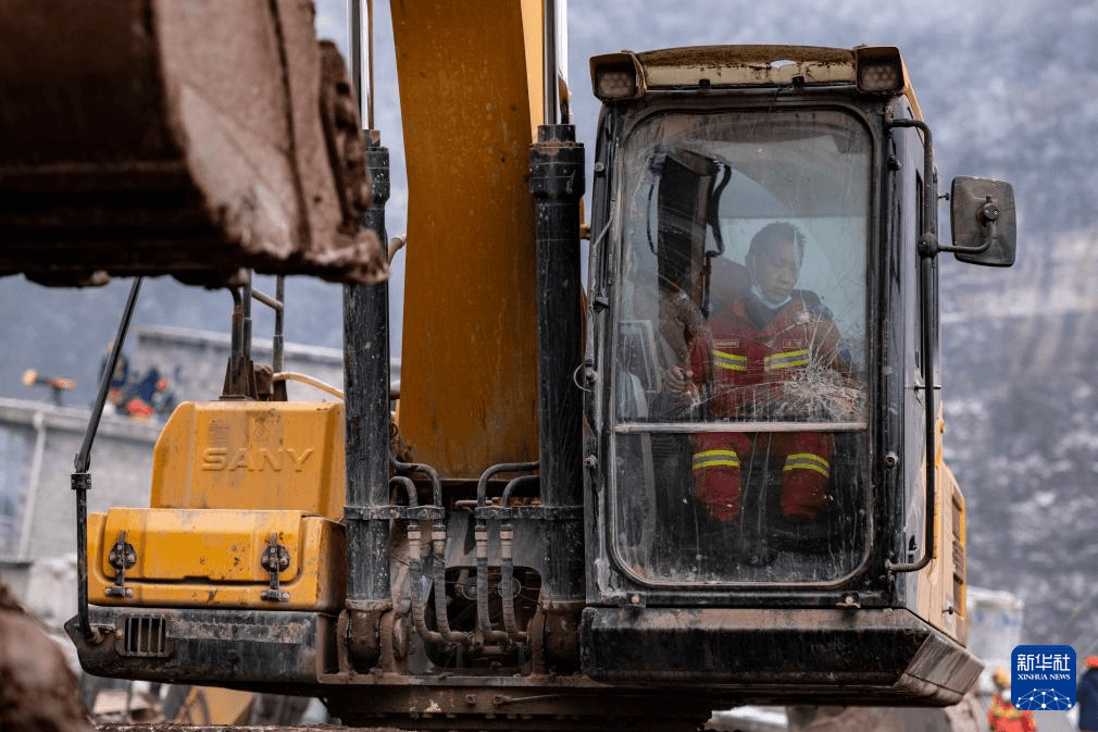 云南镇雄山体滑坡灾害救援继续-3