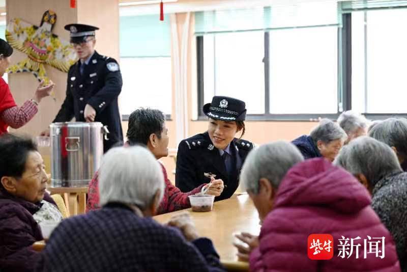 腊八节暖心行动：派出所民警为养老院的老人们送去温暖与祝福-1