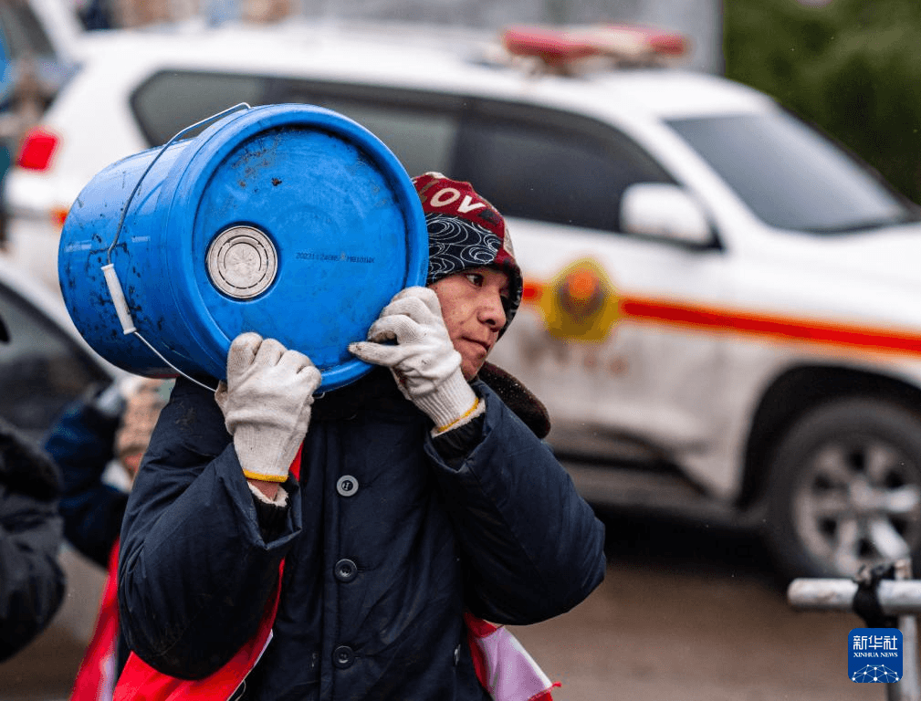 云南镇雄山体滑坡灾害救援继续-7
