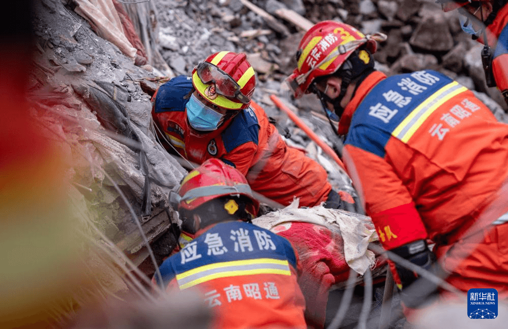 云南镇雄山体滑坡灾害救援继续-1