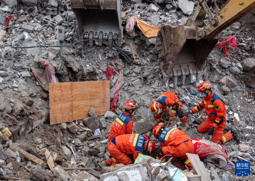 云南镇雄山体滑坡灾害救援继续-2