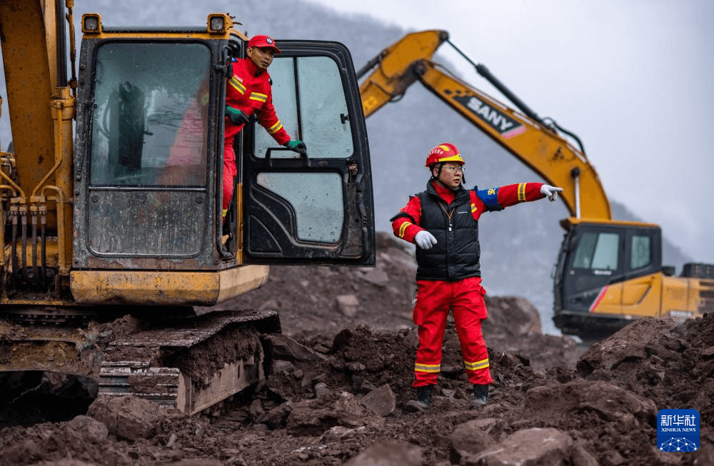 云南镇雄山体滑坡灾害救援继续-4
