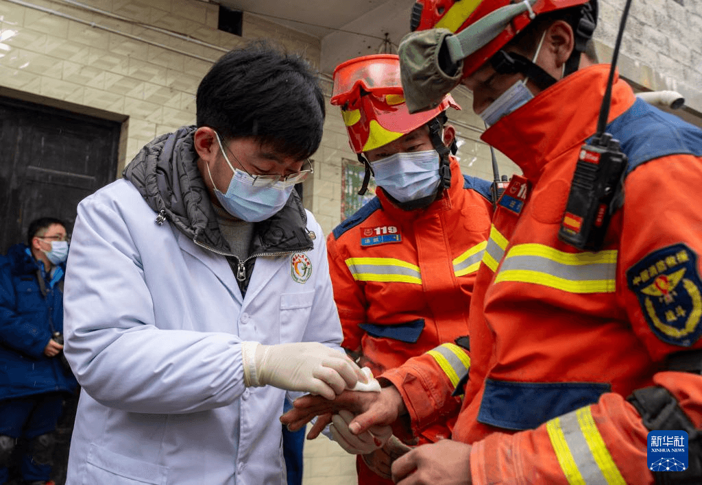 云南镇雄山体滑坡灾害救援继续-8