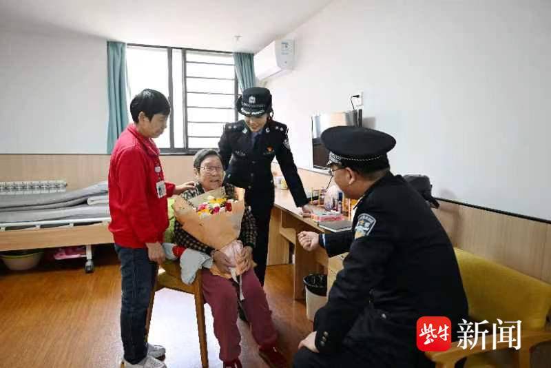 腊八节暖心行动：派出所民警为养老院的老人们送去温暖与祝福-2